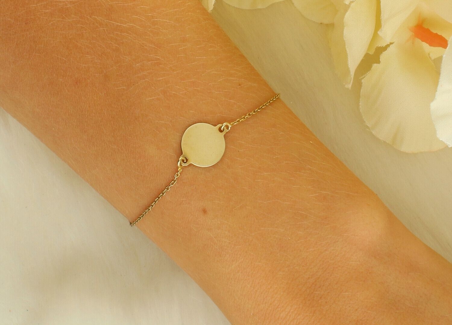 Pozłacana bransoletka srebrna 925 B 0824-GOLD z okrągłą blaszką 1,1 cm. Lekka 1,30 g, długość 17 cm + 3 cm regulacji, zapięcie na karabińczyk. Elegancka, modna i idealna na prezent.1.jpg